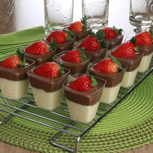 Sobremesas de chocolate e morango em copinhos