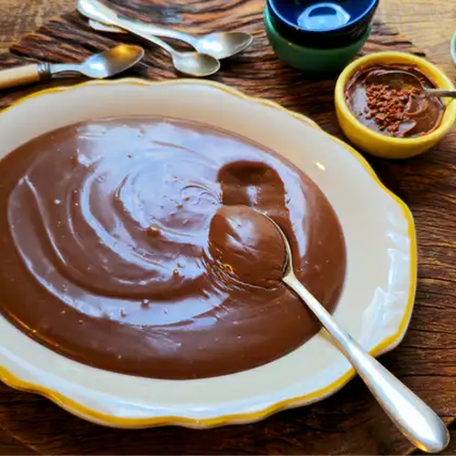 Creme de chocolate em um prato